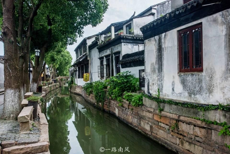 房产证上是父亲的名字，但是已过世，房产证的归属问题？